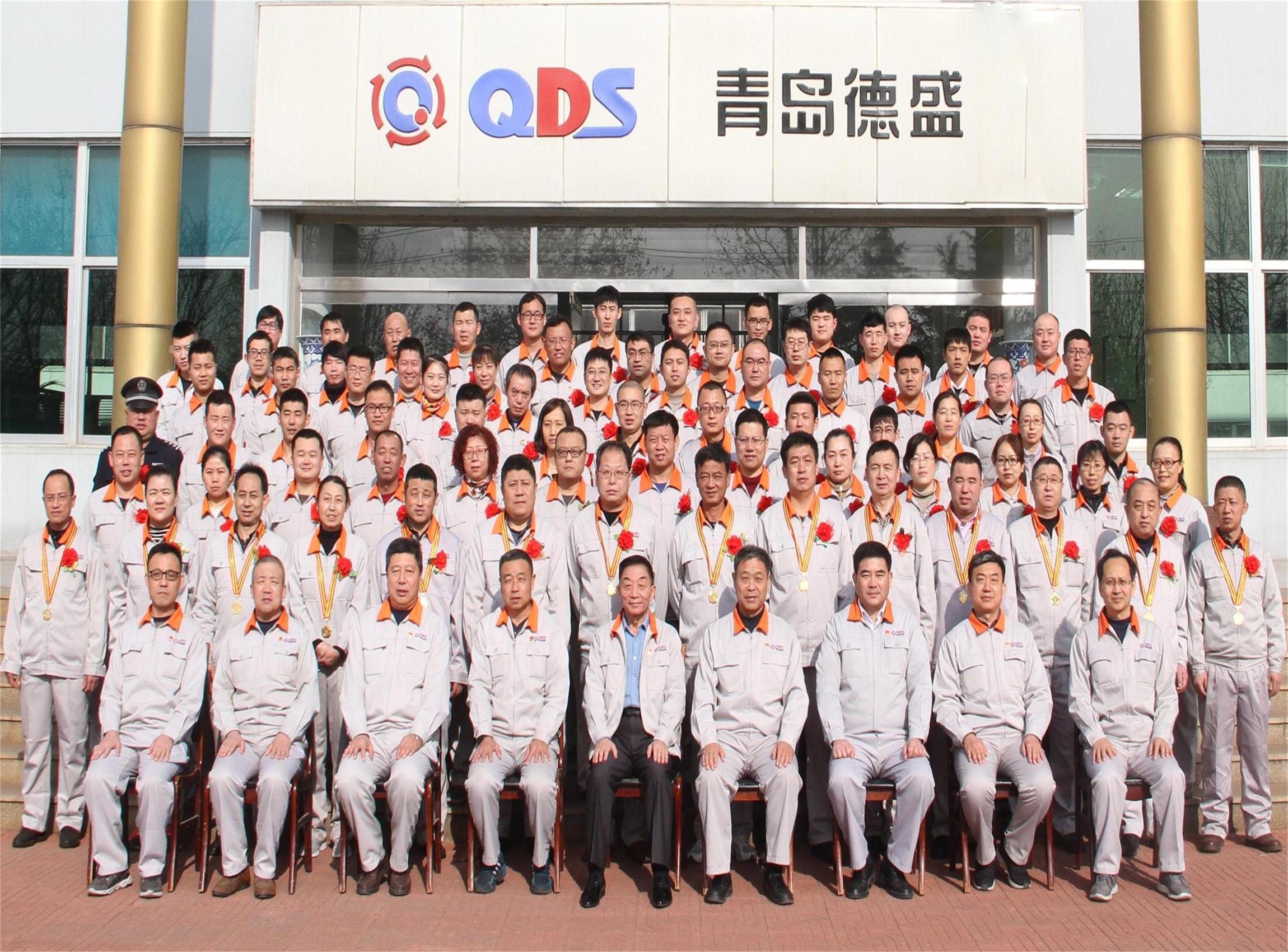 董事長(zhǎng)孫佩璋及全體高管與獲獎(jiǎng)員工、榮獲獎(jiǎng)牌員工合影